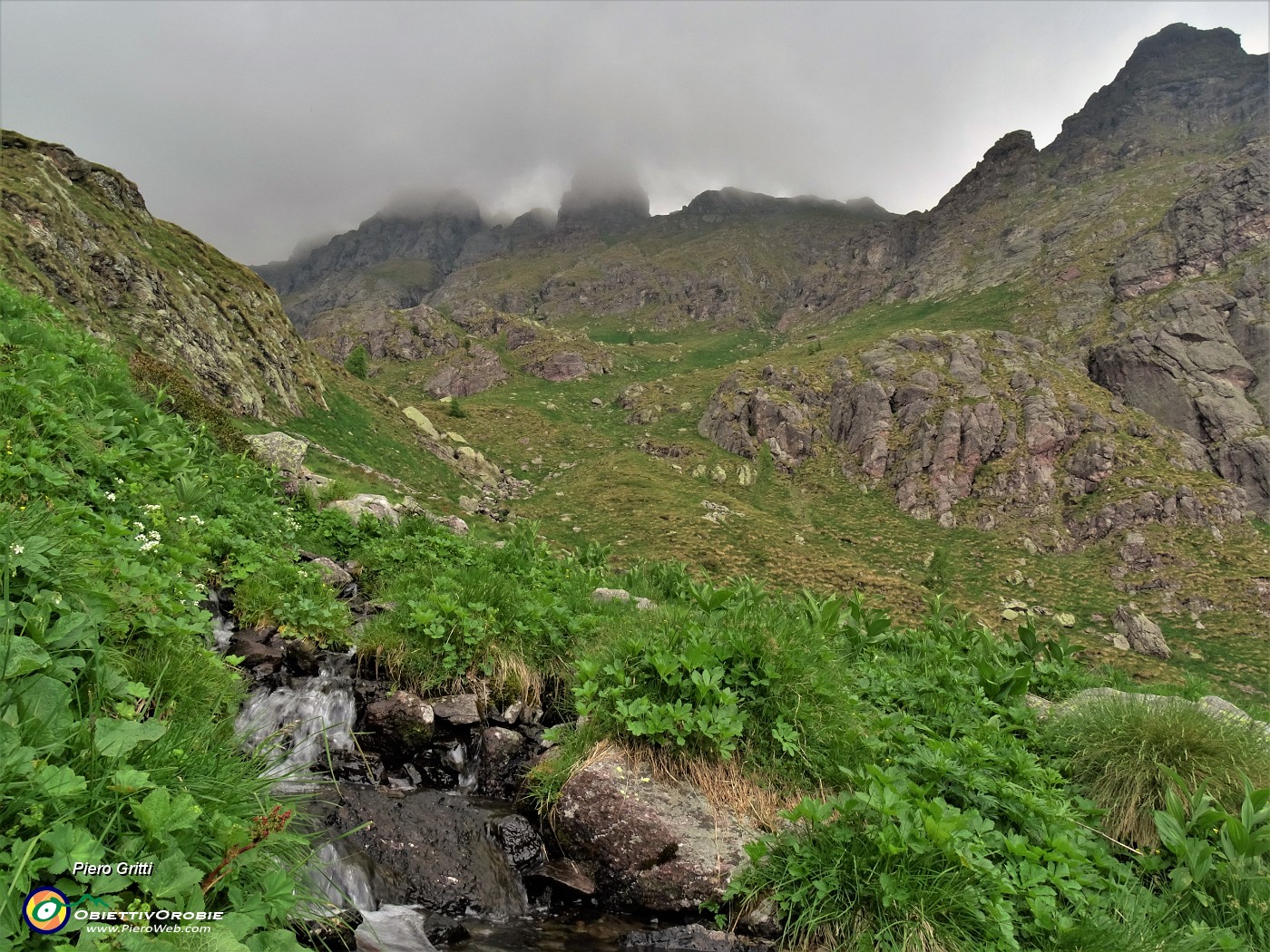 62 Sguardo indietro alla Val Pianella discesa col Torrione San Giacomo (2254 m) e il Pizzo di Giacomo (2184 m).JPG